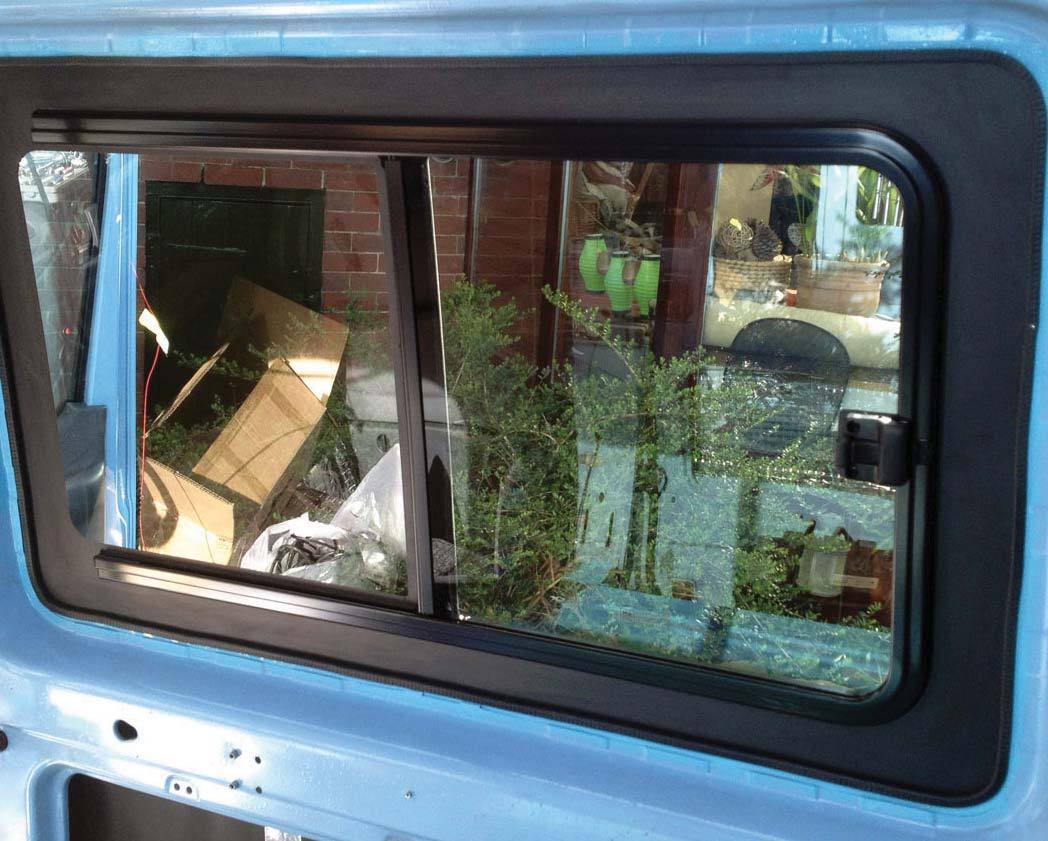 AM Auto Mercedes Sprinter (2002-2006) Passenger Side Sliding Door Half-Slider Window (MS95-L1-HS P) - Image 2